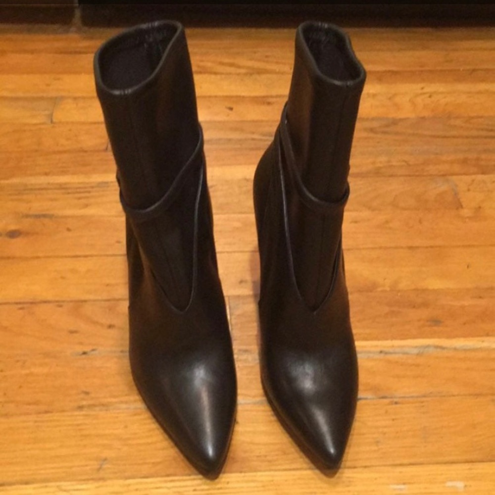 Kendall & Kylie black leather bootie NWOT
Size 6
